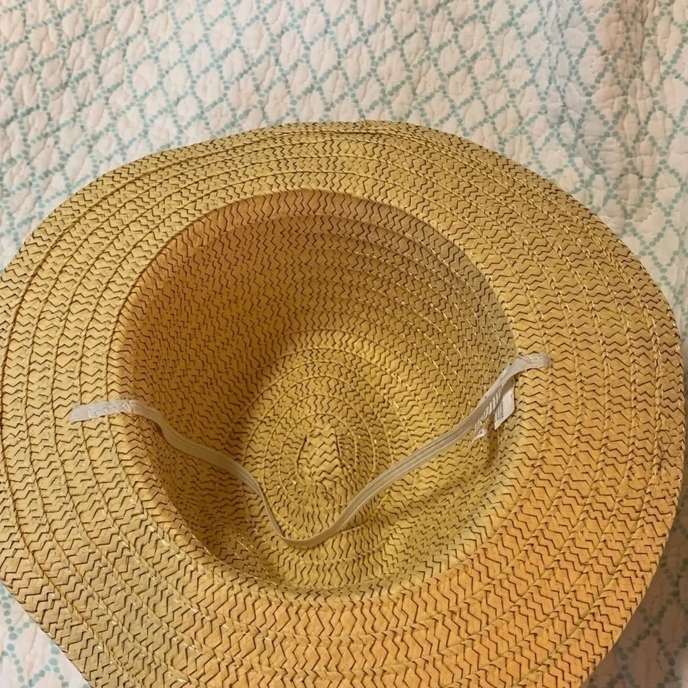 Straw hat w/ribbon chin strap
